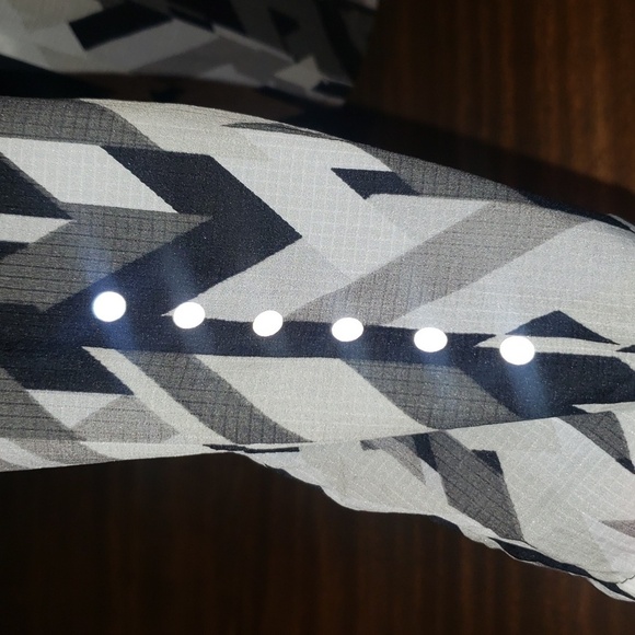 Nike Women's Impossibly Light Print Packable Running Jacket - Picture 10 of 11